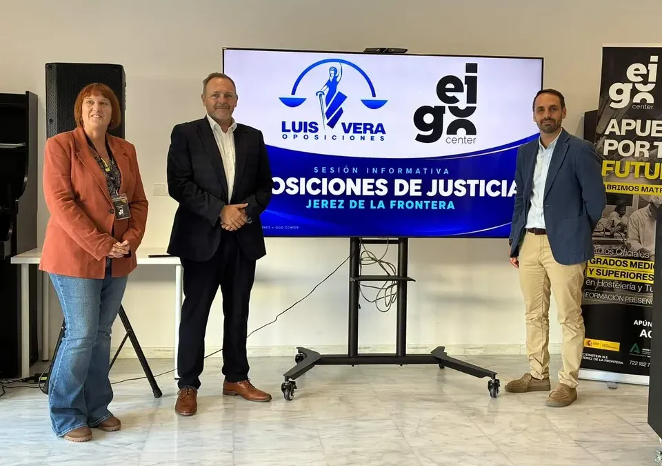 Presentación de Luis Vera Oposiciones y EIGO Center en Jerez, ante una pantalla con las marcas de ambas entidades.